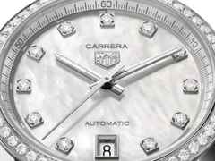 TAG Heuer Carrera Date Automatik Edelstahl 36mm weißes Perlmutt-Zifferblatt mit Brillanten Metallband – Damenuhren Uhr mit Datum aus Edelstahl. Das Gehäuse ist rund und silber. Das Edelstahlarmband ist silber. Das Zifferblatt ist ein Index in weiß. – Ansicht 4