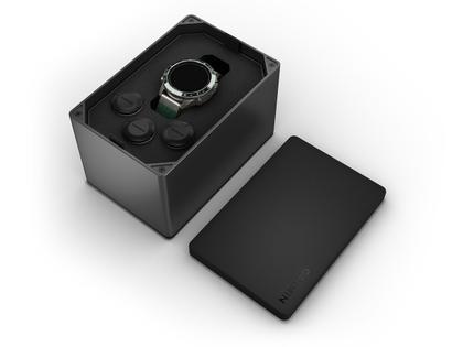 Garmin MARQ Golfer Gen 2 digital Titan 46mm grünes Jacquard-Nylonband – Herrenuhren Uhr Multifunktion aus Keramik und Titan. Das Gehäuse ist rund und grau. Das Textilarmband ist grün. Der Zifferblatt ist digital. – Ansicht 5