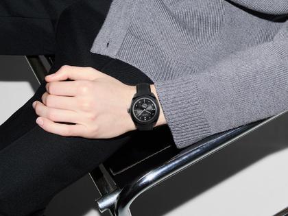 Gucci Interlocking Automatik Edelstahl PVD-Schwarz 41mm schwarzes Zifferblatt schwarzes Textilband YA142330 – Herrenuhren Uhr ohne Datum aus Edelstahl und PVD beschichtet. Das Gehäuse ist rund und schwarz. Das Textilarmband ist schwarz. Das Zifferblatt ist ein Index in schwarz. – Ansicht 4