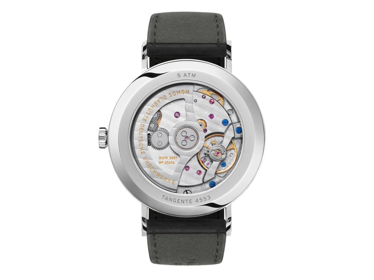 Nomos Glashütte Tangente 39 neomatik Blaugold Automatik Edelstahl 39mm blaues Zifferblatt schwarzes Lederband Glasboden – Herrenuhren Uhr ohne Datum aus Edelstahl. Das Gehäuse ist rund und silber. Das Lederarmband ist schwarz. Das Zifferblatt ist arabisch Index und blau. – Ansicht 5