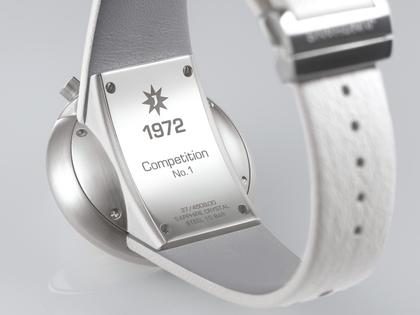 Junghans 1972 Competition Automatik Edelstahl 45x41mm weißes Zifferblatt weißes Lederband – Herrenuhren Chronograph aus Edelstahl. Das Gehäuse ist rund und silber. Das Lederarmband ist weiß. Das Zifferblatt ist ein Index in weiß. – Ansicht 2