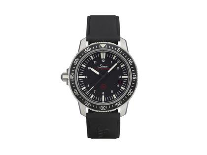 Herrenuhren Uhr mit Datum aus Edelstahl. Das Gehäuse ist rund und silber. Das Kautschuk / Kunststoff / Silikon Armband ist schwarz. Das Zifferblatt ist ein Index in schwarz.