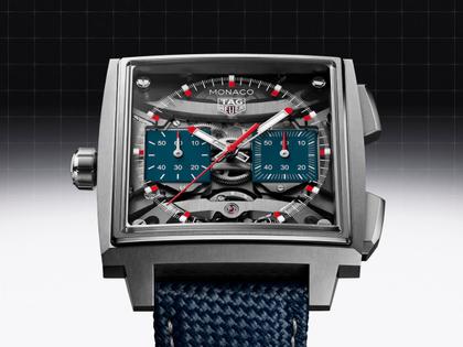 TAG Heuer Monaco Evergraph Automatik Titan 40mm skelettiertes Zifferblatt blaues Kautschukband – Herrenuhren Chronograph aus Titan. Das Gehäuse ist quadratisch und grau. Das Kautschuk / Kunststoff / Silikon Armband ist blau. Das Zifferblatt ist ein Index in silber. – Ansicht 5