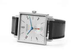 Nomos Glashütte Tetra neomatik 39 Silvercut Automatik Edelstahl 33mm silberfarbenes Zifferblatt schwarzes Lederband – Damenuhren Uhr ohne Datum aus Edelstahl. Das Gehäuse ist quadratisch und silber. Das Lederarmband ist schwarz. Das Zifferblatt ist arabisch Index und silber. – Ansicht 5