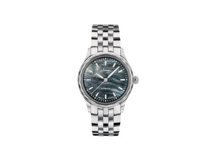 Sinn Spezialuhren 534 Perlmutt S Automatik Edelstahl 34mm schwarzes Perlmutt-Zifferblatt Metallband – Damenuhren Uhr ohne Datum aus Edelstahl. Das Gehäuse ist rund und silber. Das Edelstahlarmband ist silber. Das Zifferblatt ist ein Index in mehrfarbig.