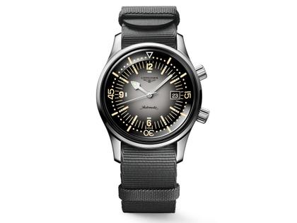 Longines Legend Diver Automatik Edelstahl 42mm graues Zifferblatt graues Textilband – Herrenuhren Uhr mit Datum aus Edelstahl. Das Gehäuse ist rund und silber. Das Textilarmband ist grau. Das Zifferblatt ist arabisch Index und grau.
