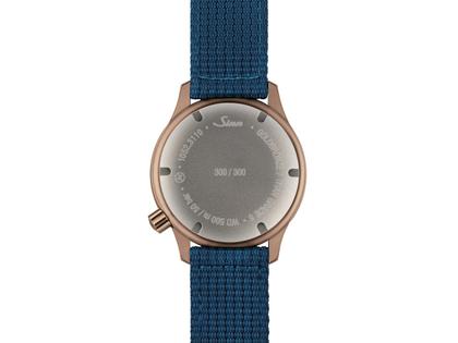 Sinn Spezialuhren T50 GOLDBRONZE B Limited Edition Automatik Bronze 41mm blaues Zifferblatt blaues Textilband – Herrenuhren Uhr mit Datum aus Bronze und Titan. Das Gehäuse ist rund und bronze. Das Textilarmband ist blau. Das Zifferblatt ist ein Index in blau. – Ansicht 3