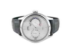 Oris Artelier Calibre 111 Handaufzug Edelstahl 43mm silbernes Zifferblatt graues Lederband 01 111 7700 4061 Full Set Occasion Refurbished – Herrenuhren Uhr mit Datum aus Edelstahl. Das Gehäuse ist rund und silber. Das Lederarmband Kroko / Alligator ist grau. Das Zifferblatt ist ein Index in silber.