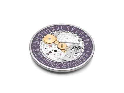 Nomos Glashütte Tangente 38 Datum "175 Years Watchmaking - Mauvegrün" Handaufzug Edelstahl violettes Zifferblatt graues Textilband Glasboden – Herrenuhren Uhr mit Datum aus Edelstahl. Das Gehäuse ist rund und silber. Das Textilarmband ist grau. Das Zifferblatt ist arabisch Index und lila. – Ansicht 8