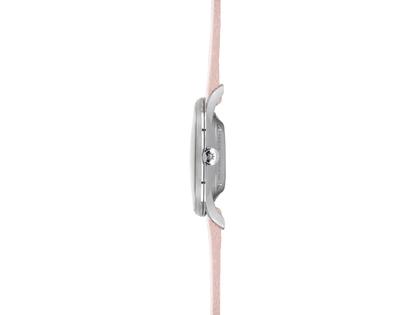 Junghans Meister Damen Automatic Edelstahl 33mm rosa Zifferblatt rosa Lederband – Damenuhren Uhr ohne Datum aus Edelstahl. Das Gehäuse ist rund und silber. Das Lederarmband ist rosa. Das Zifferblatt ist ein Index in rosa. – Ansicht 2