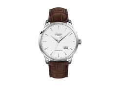 Glashütte Original Senator Excellence Panoramadatum Automatik Edelstahl 42mm weißes Zifferblatt braunes Lederband – Herrenuhren Uhr mit Datum aus Edelstahl. Das Gehäuse ist rund und silber. Das Lederarmband Kroko / Alligator ist braun. Das Zifferblatt ist ein Index in weiß.