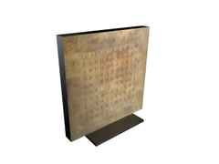 Qlocktwo Earth 13.5 Creator's Edition Silver & Gold mit schwarzem Aluminiumgehäuse – Großuhren Tischuhr aus vergoldet. Das Gehäuse ist quadratisch und schwarz. Das Zifferblatt ist digital und gelbgold.