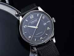 Union Glashütte Noramis Datum Automatik Edelstahl 40mm graues Zifferblatt graues Lederband – Herrenuhren Uhr mit Datum aus Edelstahl. Das Gehäuse ist rund und silber. Das Lederarmband ist grau. Das Zifferblatt ist ein Index in grau. – Ansicht 2