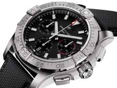 Breitling Avenger B01 Chronograph 42 Automatik Edelstahl 42mm schwarzes Zifferblatt schwarzes Lederband – Herrenuhren Chronograph aus Edelstahl und Leder. Das Gehäuse ist rund und silber. Das Lederarmband ist schwarz. Das Zifferblatt ist ein Index in schwarz. – Ansicht 3