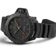 Hamilton Khaki Navy Frogman Automatic Edelstahl PVD-Schwarz 46mm schwarzes Zifferblatt Kautschukband – Herrenuhren Uhr ohne Datum aus Edelstahl und Kautschuk. Das Gehäuse ist rund und silber. Das Kautschuk / Kunststoff / Silikon Armband ist schwarz. Das Zifferblatt ist arabisch Index und schwarz. – Ansicht 2
