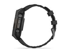 Garmin fenix 8 47mm Sapphire Solar faserverstärktes Polymer Titan carbongrau beschichtet schwarzes Kautschukband – Herrenuhren Uhr Multifunktion aus DLC beschichtet, Kautschuk und Titan. Das Gehäuse ist rund und grau. Das Kautschuk / Kunststoff / Silikon Armband ist schwarz. Das Zifferblatt ist digital und schwarz. – Ansicht 3