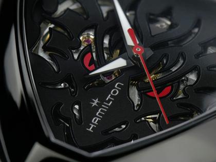 Hamilton Ventura Elvis80 Skeleton Dragon Auto Edelstahl PVD-Schwarz 42x45mm schwarzes Zifferblatt Kautschukband – Damenuhren Uhr ohne Datum aus Edelstahl, Kautschuk und PVD beschichtet. Das Gehäuse ist sonstige Form und schwarz. Das Kautschuk / Kunststoff / Silikon Armband ist schwarz. Das Zifferblatt ist ohne Zeichen und schwarz. – Ansicht 4