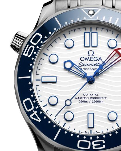 Omega Seamaster Diver 300M Automatik Edelstahl 42mm America's Cup weißes Zifferblatt Metallband – Herrenuhren Uhr ohne Datum aus Edelstahl und Keramik. Das Gehäuse ist rund und silber. Das Edelstahlarmband ist silber. Das Zifferblatt ist ein Index in weiß. – Ansicht 3