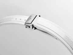 Longines Conquest Automatik Edelstahl 34mm weißes Perlmutt-Zifferblatt weißes Kautschukband – Damenuhren Uhr mit Datum aus Edelstahl und Kautschuk. Das Gehäuse ist rund und silber. Das Kautschuk / Kunststoff / Silikon Armband ist weiß. Das Zifferblatt ist ein Index in weiß. – Ansicht 5