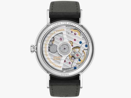 Nomos Glashütte Ludwig 36 Neomatik "Ärzte ohne Grenzen" Limited Edition Automatik Edelstahl 36mm weißes Zifferblatt schwarzes Lederband – Damenuhren Uhr ohne Datum aus Edelstahl. Das Gehäuse ist rund und silber. Das Lederarmband ist schwarz. Das Zifferblatt ist römisch Index und weiß. – Ansicht 4