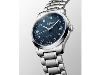Longines Master Collection Automatik Edelstahl 39mm blaues Zifferblatt Metallband – Herrenuhren Uhr mit Datum aus Edelstahl. Das Gehäuse ist rund und silber. Das Edelstahlarmband ist silber. Das Zifferblatt ist arabisch und blau. – Ansicht 3