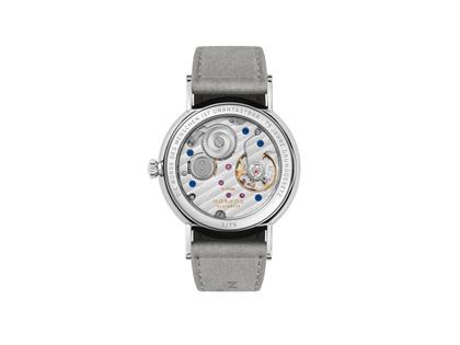 Nomos Glashütte Ludwig 33 75 Jahre Grundgesetz Handaufzug Edelstahl 33mm weißes Zifferblatt graues Lederband limitiert – Damenuhren Uhr ohne Datum aus Edelstahl und Leder. Das Gehäuse ist rund und silber. Das Lederarmband ist grau. Das Zifferblatt ist römisch Index und weiß. – Ansicht 2
