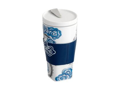 Meissen Coffee to Go Becher "Glücksdrache" aus Meissner Porzellan mit Manschette – Porzellanwaren Tafelporzellan in weiß und aus Kunststoff, Leder und Porzellan. – Ansicht 2