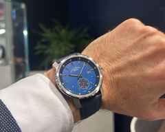 Mühle Glashütte 29er Big Kleine Sekunde Automatik Edelstahl 42,4mm blaues Zifferblatt blaues Textilband – Herrenuhren Uhr mit Datum aus Edelstahl. Das Gehäuse ist rund und silber. Das Textilarmband ist blau. Das Zifferblatt ist ein Index in blau. – Ansicht 5