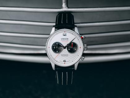 Union Glashütte Noramis Chronograph Sachsen Classic 2025 Limited Edition Automatik Edelstahl 42mm silberfarbenes Zifferblatt schwarzes Lederband – Herrenuhren Chronograph aus Edelstahl und Leder. Das Gehäuse ist rund und silber. Das Lederarmband ist schwarz. Das Zifferblatt ist arabisch Index und silber. – Ansicht 4