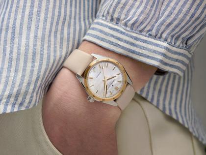 Hamilton Jazzmaster Performer Auto Edelstahl 34mm Perlmutt-Zifferblatt beiges Lederband – Damenuhren Uhr ohne Datum aus Edelstahl und Leder. Das Gehäuse ist rund und silber. Das Lederarmband ist beige. Das Zifferblatt ist ein Index in weiß. – Ansicht 4