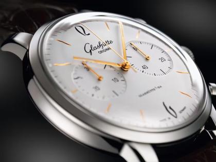 Glashütte Original Sixties Edelstahl silber Chronograph – Herrenuhren Chronograph aus Edelstahl. Das Gehäuse ist rund und silber. Das Lederarmband Kroko / Alligator ist schwarz. Das Zifferblatt ist ein Index in silber. – Ansicht 3