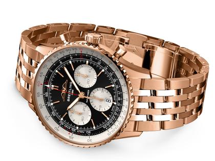 Breitling Navitimer B01 Chronograph 43 Rotgold schwarzes Zifferblatt Goldband – Herrenuhren Chronograph aus 750 Rotgold. Das Gehäuse ist rund und roségold. Das Lederarmband Kroko / Alligator ist schwarz. Das Zifferblatt ist ein Index in schwarz. – Ansicht 2
