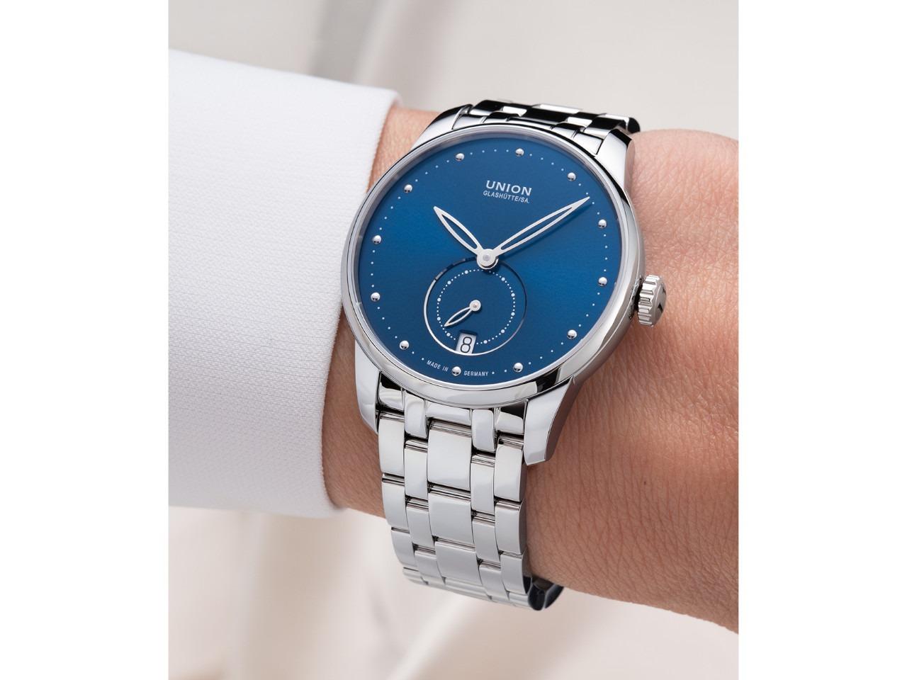 Union Glashütte Seris Automatik Edelstahl 36mm blaues Zifferblatt Metallband – Damenuhren Uhr mit Datum aus Edelstahl. Das Gehäuse ist rund und silber. Das Edelstahlarmband ist silber. Das Zifferblatt ist ein Index in blau. – Ansicht 3