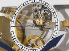 Erwin Sattler Tischuhr Operetta silber chrom skelettiert – Großuhren Tischuhr aus . Das Gehäuse ist rechteckig und silber. Das Zifferblatt ist arabisch Index und weiß. – Ansicht 4