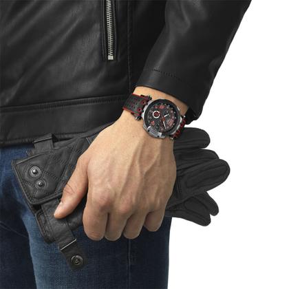 Tissot T-Race MotoGP               2020 / 2021 Chronograph Limited Edition Jorge Lorenzo Quarz – Herrenuhren Chronograph aus Edelstahl und PVD beschichtet. Das Gehäuse ist rund und silber. Das Lederarmband ist schwarz. Das Zifferblatt ist ein Index in schwarz. – Ansicht 6