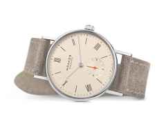 Nomos Glashütte Ludwig 33 Champagner Handaufzug Edelstahl beiges Zifferblatt beiges Lederband Glasboden – Damenuhren Uhr ohne Datum aus Edelstahl und Leder. Das Gehäuse ist rund und silber. Das Lederarmband ist beige. Das Zifferblatt ist römisch Index und beige. – Ansicht 4
