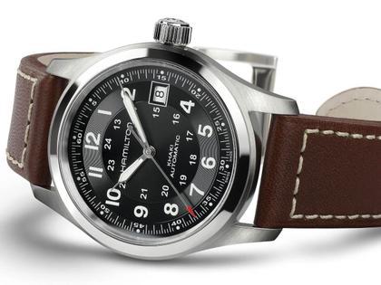 Hamilton Khaki Field Auto Edelstahl 38mm schwarzes Zifferblatt braunes Lederband – Herrenuhren Uhr mit Datum aus Edelstahl. Das Gehäuse ist rund und silber. Das Lederarmband ist braun. Das Zifferblatt ist arabisch Index und schwarz. – Ansicht 3