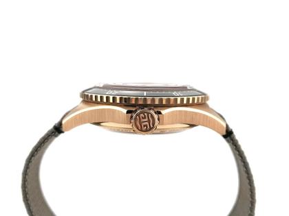 Glashütte Original SeaQ Panoramadatum Automatik Rotgold 43mm schwarzes Zifferblatt graues Textilband 1-36-13-03-90-34 Full Set  Occasion – Herrenuhren Uhr mit Datum aus 750 Rotgold, Edelstahl und Keramik. Das Gehäuse ist rund und rotgold. Das Textilarmband ist grau. Das Zifferblatt ist arabisch Index und schwarz. – Ansicht 3