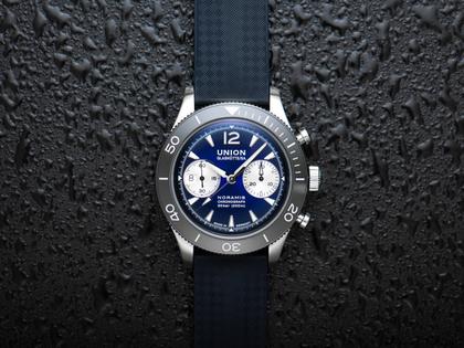 Union Glashütte Noramis Chronograph Sport Automatik Edelstahl 43mm blaues Zifferblatt blaues Kautschukband – Herrenuhren Chronograph aus Edelstahl, Kautschuk und Keramik. Das Gehäuse ist rund und silber. Das Kautschuk / Kunststoff / Silikon Armband ist blau. Das Zifferblatt ist arabisch Index und blau. – Ansicht 2