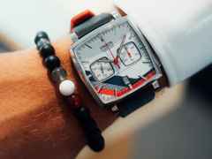 Union Glashütte Averin Chronograph Sachsen Classic 2026 Limited Edition Automatik Edelstahl 41mm graues Zifferblatt rotes Kautschukband und graues Lederband – Herrenuhren Chronograph aus Edelstahl, Kautschuk und Leder. Das Gehäuse ist quadratisch und silber. Das Lederarmband ist grau. Das Zifferblatt ist ein Index in grau. – Ansicht 11