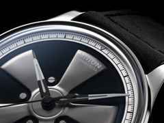 Union Glashütte Noramis Datum Petro Surf 2026 Limitierte Edition Automatik Edelstahl 40mm Felgendesign Zifferblatt schwarzes Lederband – Herrenuhren Uhr mit Datum aus Edelstahl und Leder. Das Gehäuse ist rund und silber. Das Lederarmband ist schwarz. Das Zifferblatt ist ohne Zeichen und schwarz. – Ansicht 2