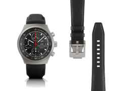 Porsche Design Chronograph 1 - All Titanium Numbered Edition Automatik Titan 40mm schwarzes Zifferblatt schwarzes Lederband – Herrenuhren Chronograph aus Leder und Titan. Das Gehäuse ist rund und grau. Das Lederarmband ist schwarz. Das Zifferblatt ist ein Index in schwarz. – Ansicht 2