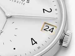 Nomos Glashütte Minimatik 39 Datum Handaufzug Edelstahl weißes Zifferblatt schwarzes Lederband – Herrenuhren Uhr mit Datum aus Edelstahl. Das Gehäuse ist rund und silber. Das Lederarmband ist schwarz. Das Zifferblatt ist arabisch Index und weiß. – Ansicht 4