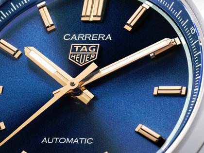 TAG Heuer Carrera Date Automatik Edelstahl 36mm blaues Zifferblatt Metallband – Damenuhren Uhr mit Datum aus Edelstahl. Das Gehäuse ist rund und silber. Das Edelstahlarmband ist silber. Das Zifferblatt ist ein Index in blau. – Ansicht 4