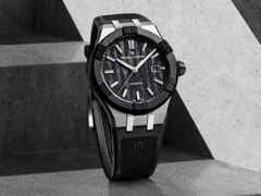Maurice Lacroix AIKON-IC Automatik Edelstahl 43mm Carbon-Zifferblatt schwarzes Kautschukband – Herrenuhren Uhr mit Datum aus Carbon, Edelstahl, Kautschuk, Keramik und Leder. Das Gehäuse ist rund und silber. Das Kautschuk / Kunststoff / Silikon Armband ist schwarz. Das Zifferblatt ist ein Index in schwarz. – Ansicht 2