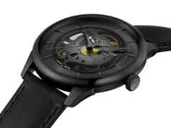 Tissot Chemin des Tourelles Squelette Powermatic 80 Automatik Edelstahl PVD-Schwarz 39mm skelettiertes Zifferblatt schwarzes Lederband – Herrenuhren Uhr ohne Datum aus Edelstahl und PVD beschichtet. Das Gehäuse ist rund und schwarz. Das Lederarmband ist schwarz. Das Zifferblatt ist ein Index in schwarz. – Ansicht 2