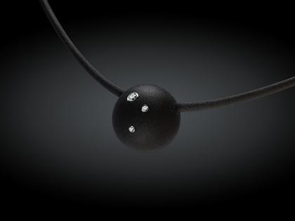 André Ribeiro Halsreif mit Kugel Kautschuk mit Brillanten 0,09 – Halsschmuck Collier aus 750 Weißgold, Edelstahl, Kautschuk und und .