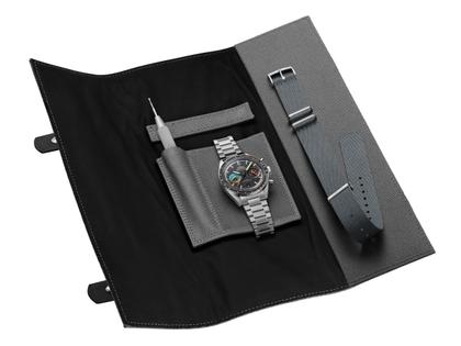 Omega Speedmaster Pilot Chronograph Automatik Edelstahl 40mm schwarzes Zifferblatt Metallband – Herrenuhren Chronograph aus Edelstahl. Das Gehäuse ist rund und silber. Das Edelstahlarmband ist silber. Das Zifferblatt ist ein Index in schwarz. – Ansicht 5