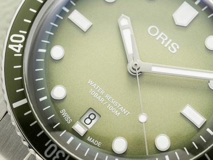 Oris Divers Sixty-Five Date Automatik Edelstahl 40mm grünes Zifferblatt Metallband – Herrenuhren Uhr mit Datum aus Edelstahl. Das Gehäuse ist rund und silber. Das Edelstahlarmband ist silber. Das Zifferblatt ist ein Index in grün. – Ansicht 5