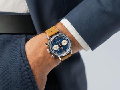 Hamilton American Classic Intra-Matic Chronograph H Handaufzug Edelstahl 40mm blaues Zifferblatt braunes Lederband – Herrenuhren Chronograph aus Edelstahl. Das Gehäuse ist rund und silber. Das Lederarmband ist braun. Das Zifferblatt ist ein Index in blau. – Ansicht 5